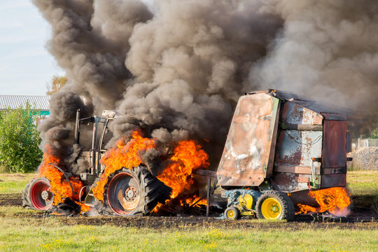 Brand eines Traktors mit Anhänger