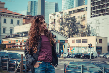Fototapeta na wymiar Beautiful girl posing in an urban context