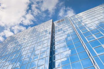 modernes Bürogebäude  - Spieglung und Wolken