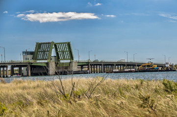 Obraz premium Open The Bridge