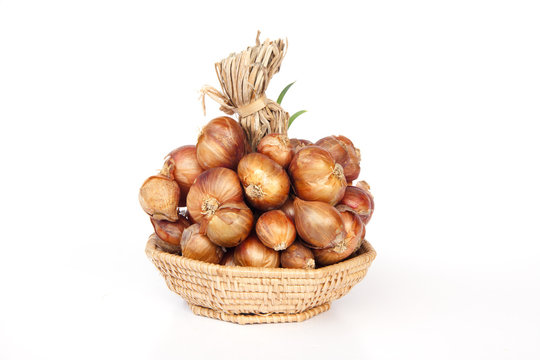 close up bundle of red onion on baskets - Stock Image