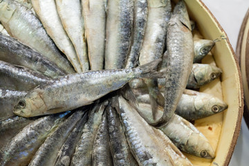 Obraz premium Heap of horse mackerels for sale at a market stall, La Boqueria