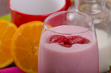 Strawberry smoothie and corn flakes