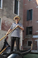 Gondolier in Venice - obrazy, fototapety, plakaty