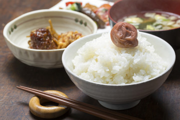 日本の食卓イメージ　炊きたての梅干ごはんとおかず　湯気あり