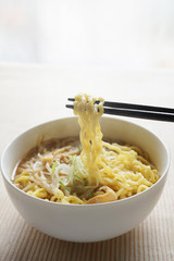 味噌ラーメン　出来立て　湯気　クローズアップ　箸　持ち上げる