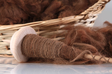 Braune Alpakawolle mit der Handspindel gesponnen