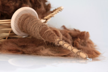 Braune Alpakawolle mit der Handspindel gesponnen