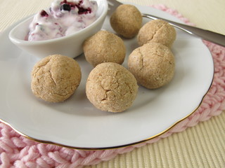 Tsampa-Bällchen mit Früchtejoghurt