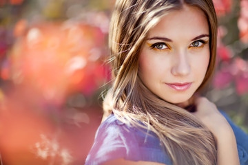 Naklejka premium Portrait beautiful woman in autumn park