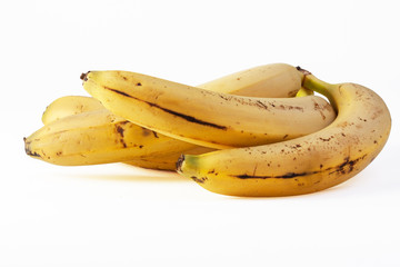 Bananes tachetées sur fond blanc