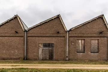 Keuken spatwand met foto bakstenen gevel van een oude verlaten fabriek © mikevanschoonderwalt