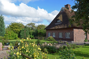 Backsteinhaus mit Reetdach in Siseby
