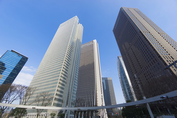Fototapeta na wymiar 快晴　青空　超広角で見上げる新宿高層ビル群