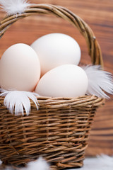 Kurze jaja w koszyku