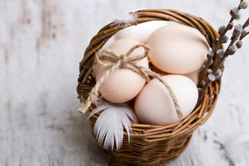 Wielkanocne jajko w koszyku z baziami