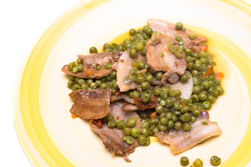 Piatto di bacon e pisellini