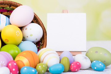 werbetafel mit bunten ostereiern