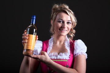 Blonde Hübsche Frau im Dirndl hält lächelnd Weinflasche Porträt