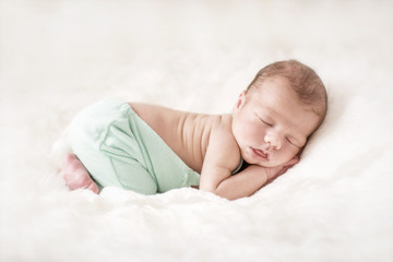 Newborn Baby in Bauchlage niedlich