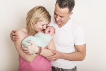 Newborn Familien Baby gähnt