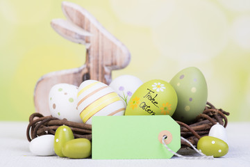 osternest mit mit grünen hinweisschild