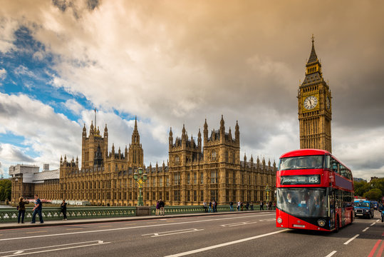 Fototapeta Chambres du Parlement et un bus rouge, Londres