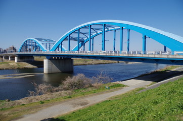 多摩川とアーチのある橋