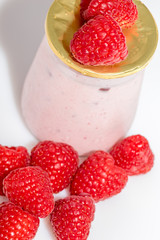 Pot de yaourt  fruits  framboises