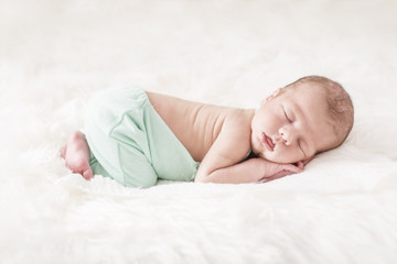 Newborn Baby in Bauchlage niedlich