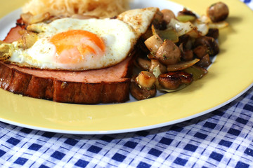 Imbiß - Leberkäse mit Ei, Zwiebeln und Pilzen