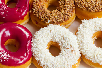 donuts - frische bunte Donuts