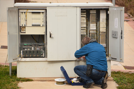 electricista reparando una averia
