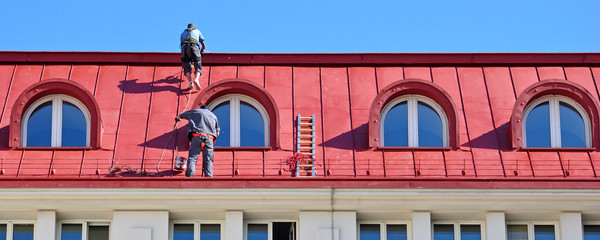 dach rot streichen, dachdecker