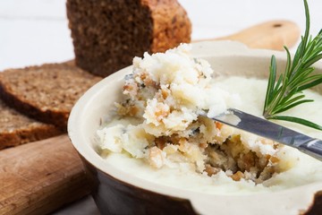 Lard with cracklings, garlic and apple