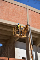 trabajando sobre una grua