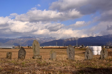 石仏と畑