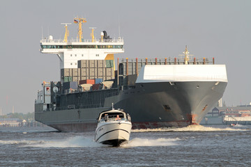 Motoryacht vor Feeder