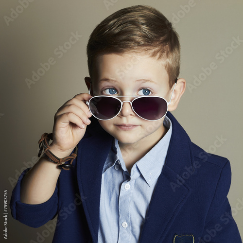 "little boy in sunglasses.stylish kid in suit" Stockfotos 
