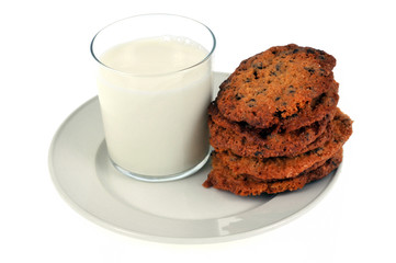 Un verre de lait et des cookies maison