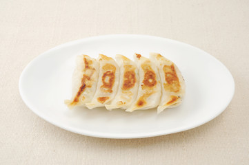 お皿に盛りつけた 焼き餃子 おかず テーブル