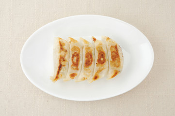 お皿に盛りつけた 焼き餃子 おかず テーブル