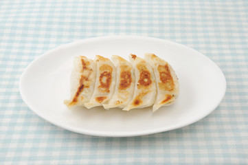 お皿に盛りつけた 焼き餃子 おかず テーブル