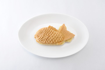 お皿にのせた 日本の和菓子 たい焼き 白背景