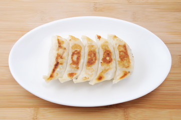 お皿に盛りつけた 焼き餃子 おかず テーブル
