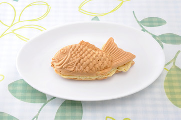 お皿にのせた 日本の和菓子 たい焼き テーブル