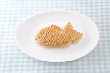 お皿にのせた 日本の和菓子 たい焼き テーブル