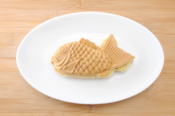 お皿にのせた 日本の和菓子 たい焼き テーブル