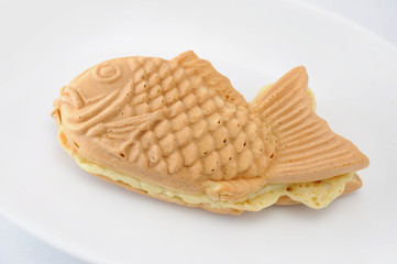 お皿にのせた 日本の和菓子 たい焼き 白背景