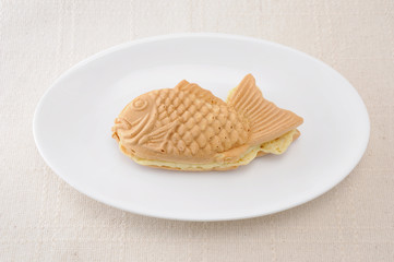 お皿にのせた 日本の和菓子 たい焼き テーブル